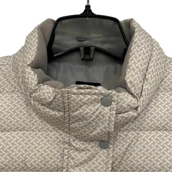 GAP Grey White Puffer Vest Large Outerwear. Zipper & Snap front buttons. Large - Picture 5 of 15